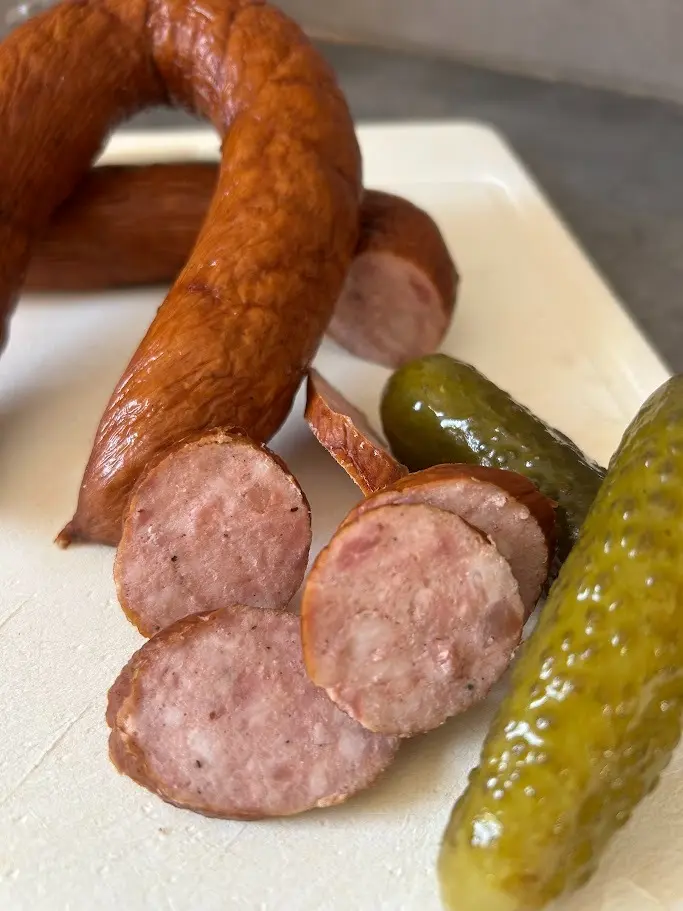 Saucisse du Tonneau Madej Wróbel – saucisse polonaise traditionnelle fumée servie avec cornichons